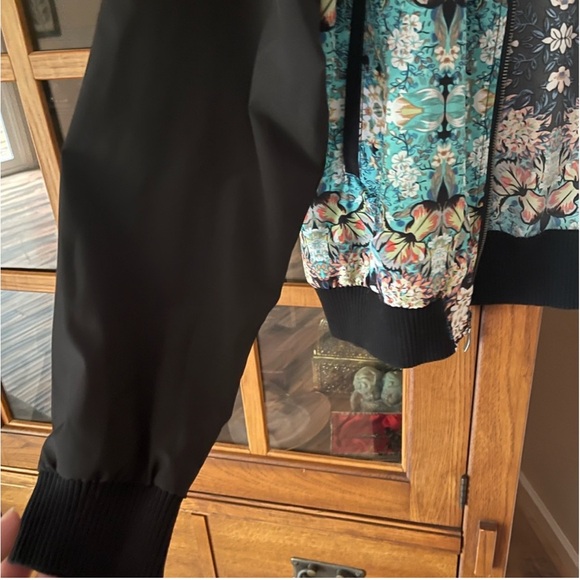 XL Floral bomber jacket. Very lightweight w pockets. Elastic cuffs & waist. EUC - Picture 5 of 9